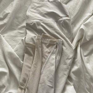 Aerie white leggings with mesh sides and pockets. Size medium 4-6